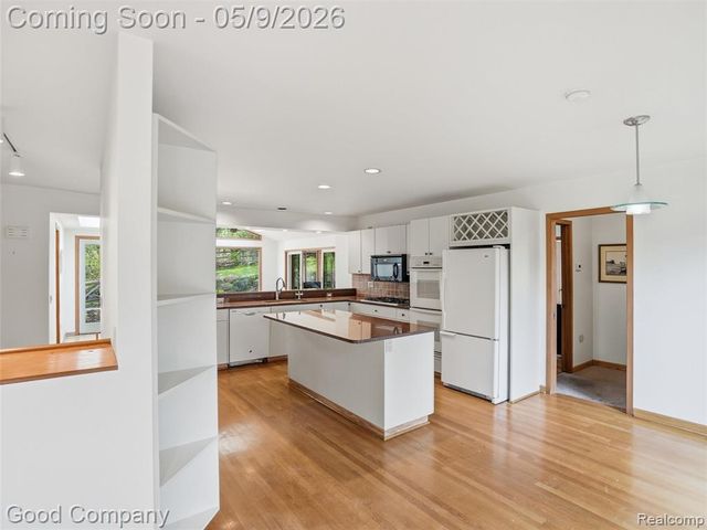 6733 Bloomfield Lane, West Bloomfield, MI 48322