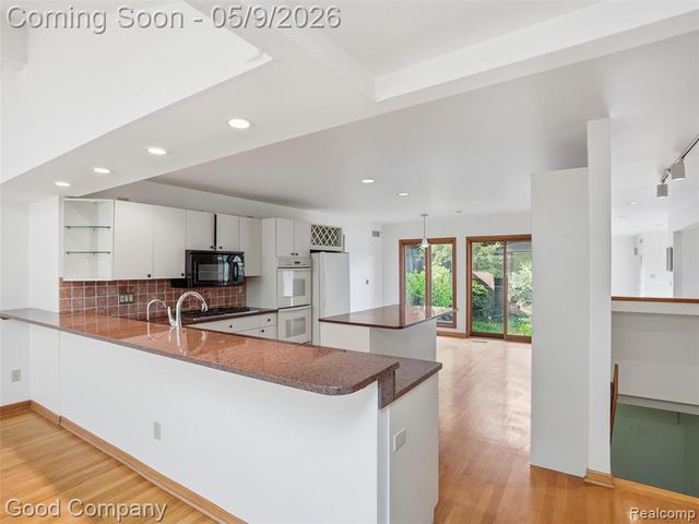 6733 Bloomfield Lane, West Bloomfield, MI 48322