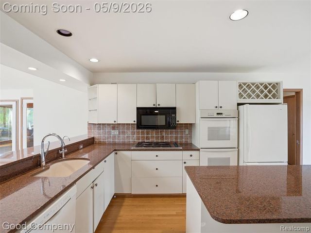6733 Bloomfield Lane, West Bloomfield, MI 48322
