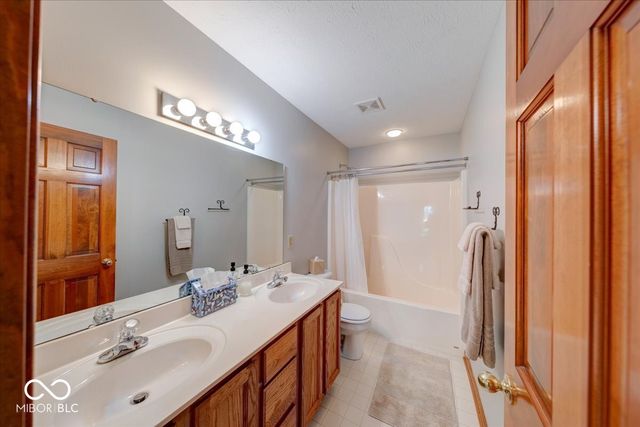 415 N Greenbriar Drive, Greenwood, IN 46142