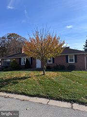 1767 OAKLEY DR, Dover, PA 17315