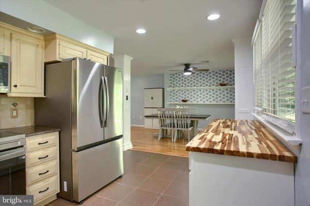 25 HICKORY ROAD, Carlisle, PA 17015