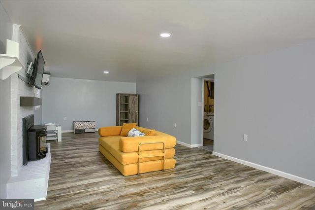 25 HICKORY ROAD, Carlisle, PA 17015
