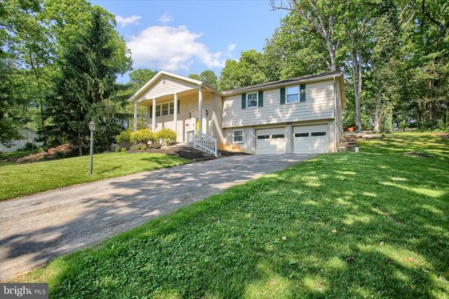 25 HICKORY ROAD, Carlisle, PA 17015