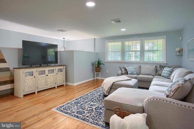 25 HICKORY ROAD, Carlisle, PA 17015