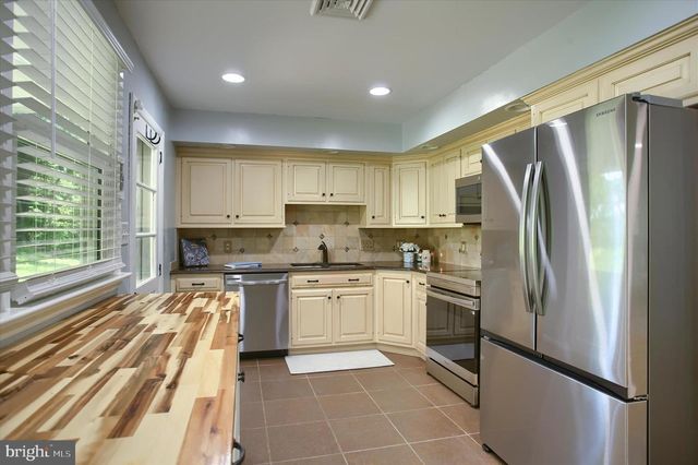 25 HICKORY ROAD, Carlisle, PA 17015