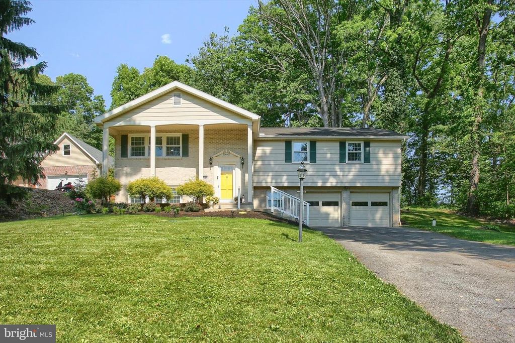 25 HICKORY ROAD, Carlisle, PA 17015