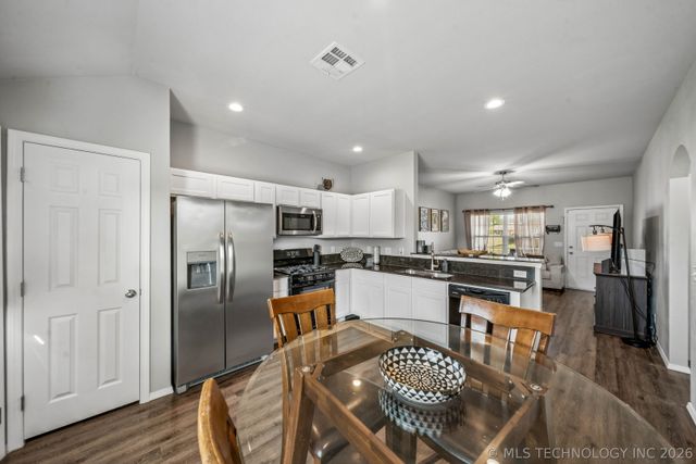 5812 E 146th Place S, Bixby, OK 74008