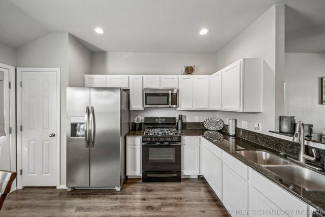 5812 E 146th Place S, Bixby, OK 74008