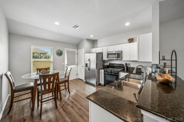 5812 E 146th Place S, Bixby, OK 74008