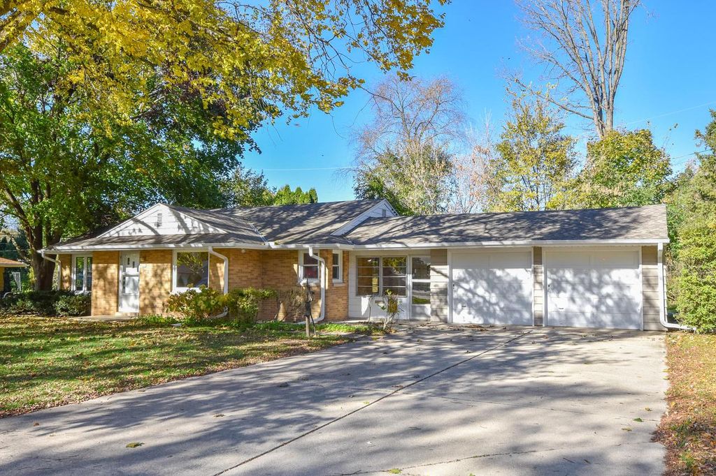 316 Sunny LANE, Thiensville, WI 53092