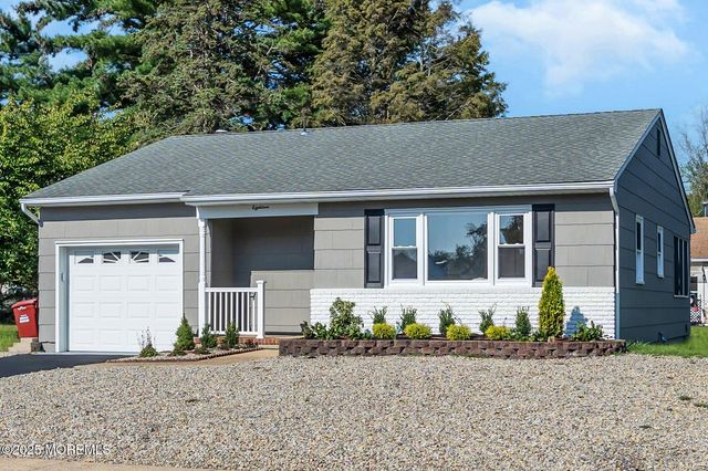 18 Gower Road, Toms River, NJ 08757