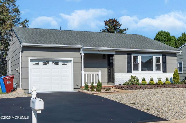 18 Gower Road, Toms River, NJ 08757