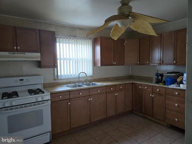 2416 FLEETWING DR, Levittown, PA 19057