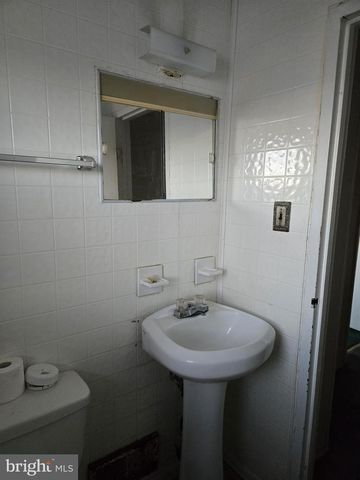 2416 FLEETWING DR, Levittown, PA 19057