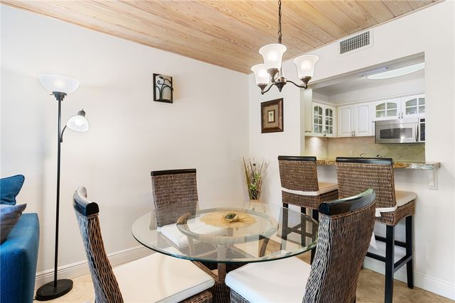 855 Dahlia Lane 102, Vero Beach, FL 32963