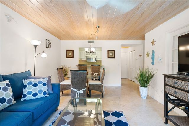 855 Dahlia Lane 102, Vero Beach, FL 32963