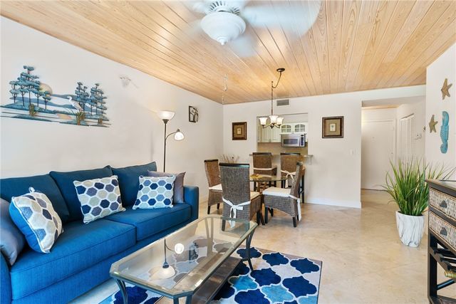855 Dahlia Lane 102, Vero Beach, FL 32963