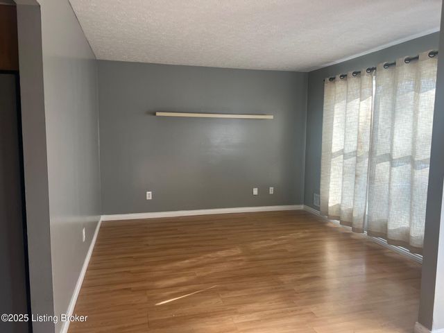 9211 N Pirogue Ct, Jeffersontown, KY 40299