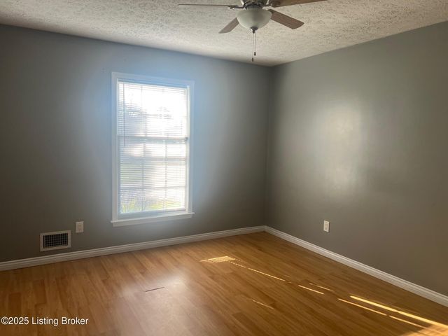 9211 N Pirogue Ct, Jeffersontown, KY 40299