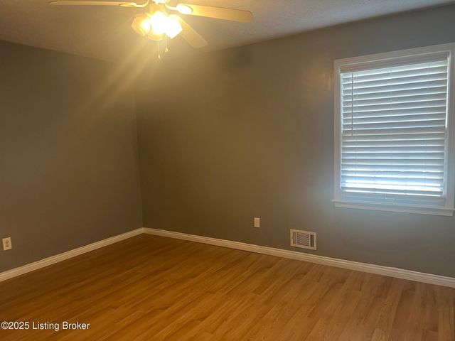 9211 N Pirogue Ct, Jeffersontown, KY 40299