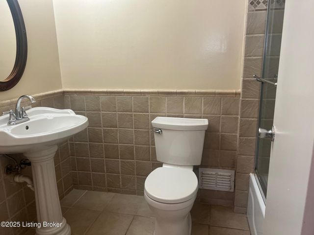 9211 N Pirogue Ct, Jeffersontown, KY 40299