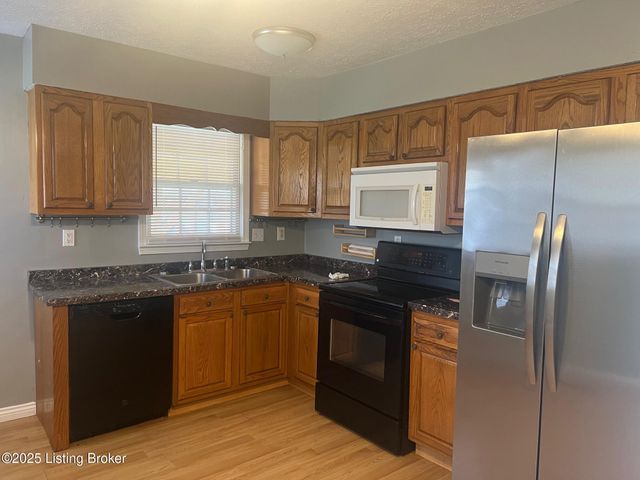 9211 N Pirogue Ct, Jeffersontown, KY 40299