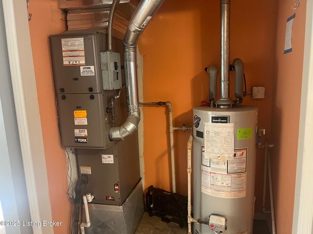 9211 N Pirogue Ct, Jeffersontown, KY 40299