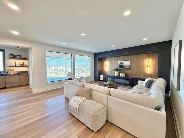 10321 Thorne Drive, West Des Moines, IA 50266