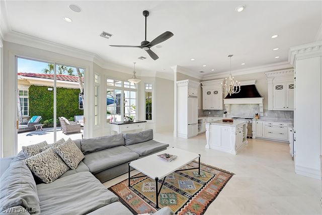 2052 Isla Vista LN, Naples, FL 34105