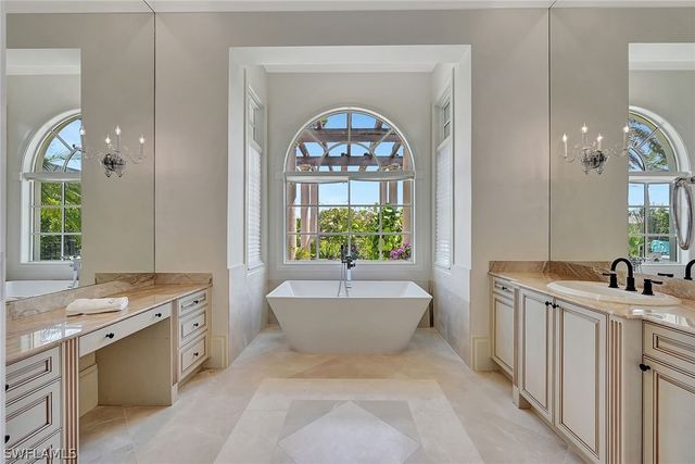 2052 Isla Vista LN, Naples, FL 34105