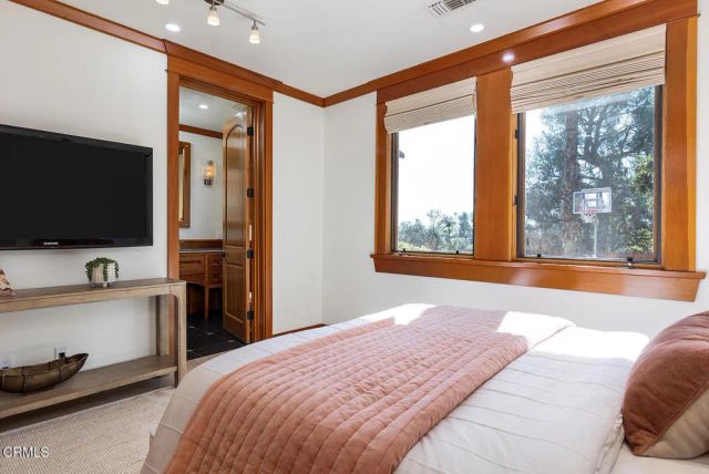 2217 Crescent Drive, Altadena, CA 91001