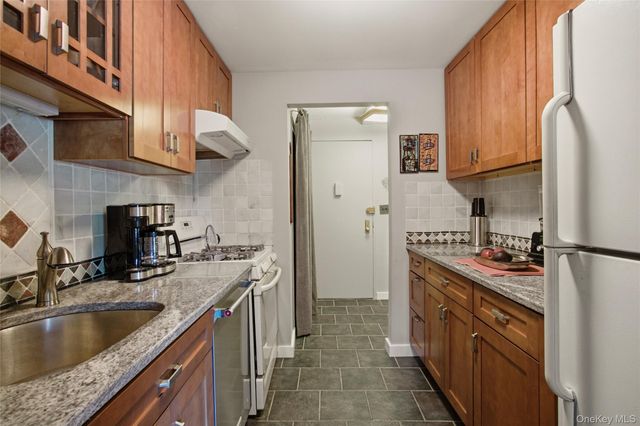100 Diplomat Drive 2B, Mount Kisco, NY 10549