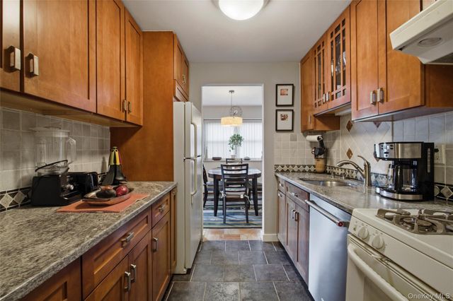 100 Diplomat Drive 2B, Mount Kisco, NY 10549