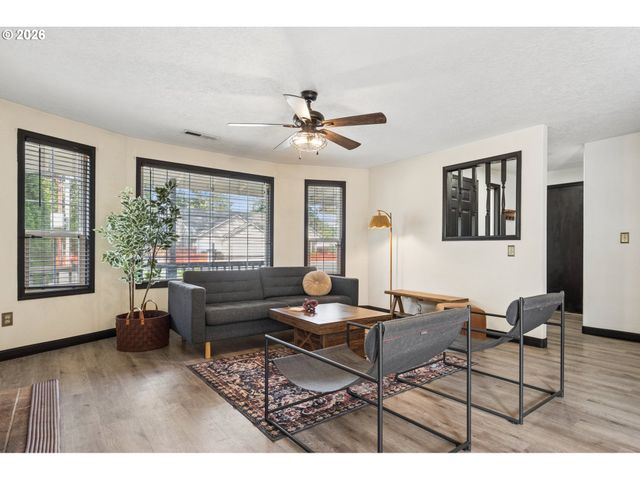 6408 Se LOIS St, Hillsboro, OR 97003