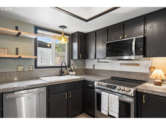 6408 Se LOIS St, Hillsboro, OR 97003