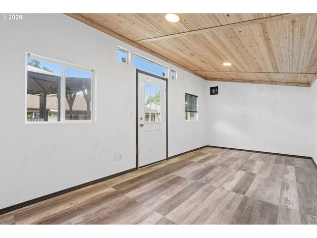 6408 Se LOIS St, Hillsboro, OR 97003