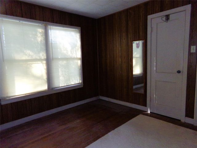 604 S Mechanic Street, Weimar, TX 78962