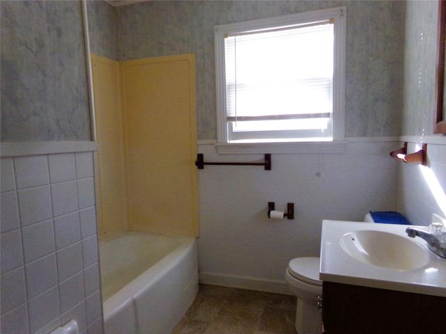 604 S Mechanic Street, Weimar, TX 78962