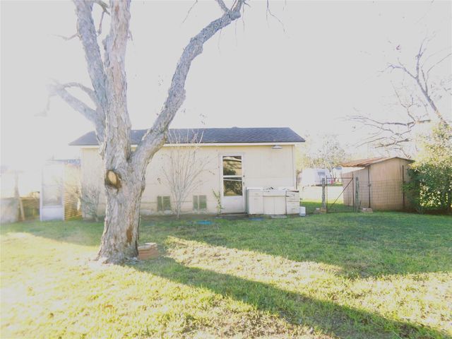 604 S Mechanic Street, Weimar, TX 78962