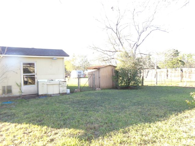 604 S Mechanic Street, Weimar, TX 78962