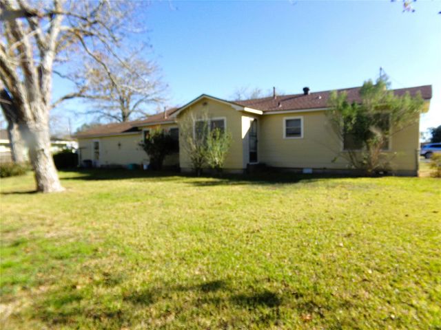 604 S Mechanic Street, Weimar, TX 78962