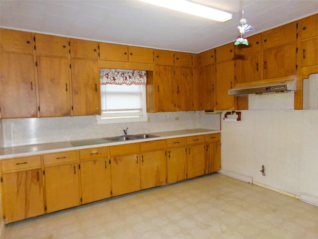 604 S Mechanic Street, Weimar, TX 78962