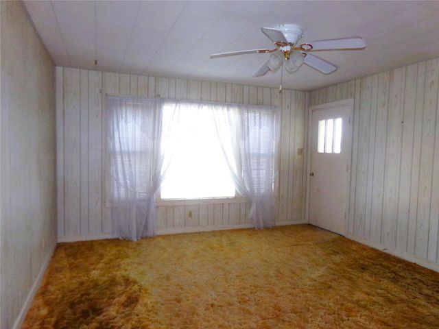 604 S Mechanic Street, Weimar, TX 78962