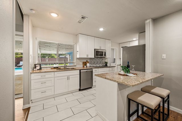633 Lewis Drive, Hurst, TX 76054
