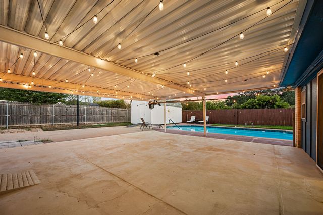 633 Lewis Drive, Hurst, TX 76054