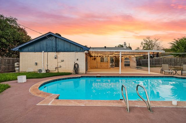 633 Lewis Drive, Hurst, TX 76054