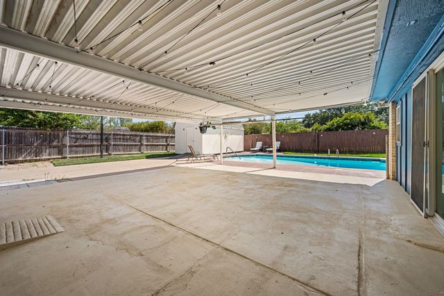 633 Lewis Drive, Hurst, TX 76054