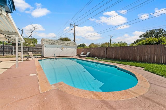 633 Lewis Drive, Hurst, TX 76054