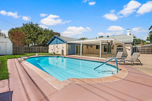 633 Lewis Drive, Hurst, TX 76054